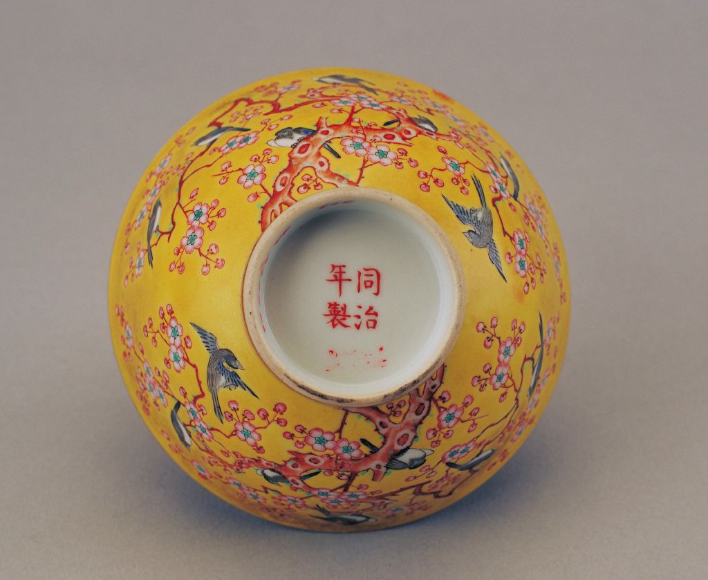 图片[2]-Yellow ground pink bowl with plum blossom and spring swallow pattern-China Archive